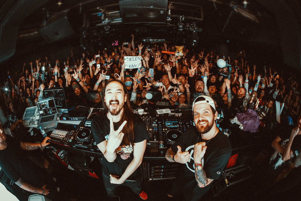 Two happy dudes in Shenzhen China https://t.co/vqCxpuaAxt