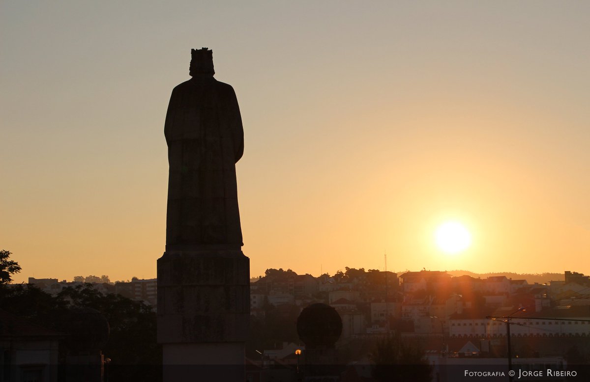 TurismoUC's tweet photo. Nascer do sol na Rua Larga, foto de Jorge Ribeiro #turismouc #estadonovo # rualarga #ddinis #coimbra #UNESCO https://t.co/X8ZkJN3pQv