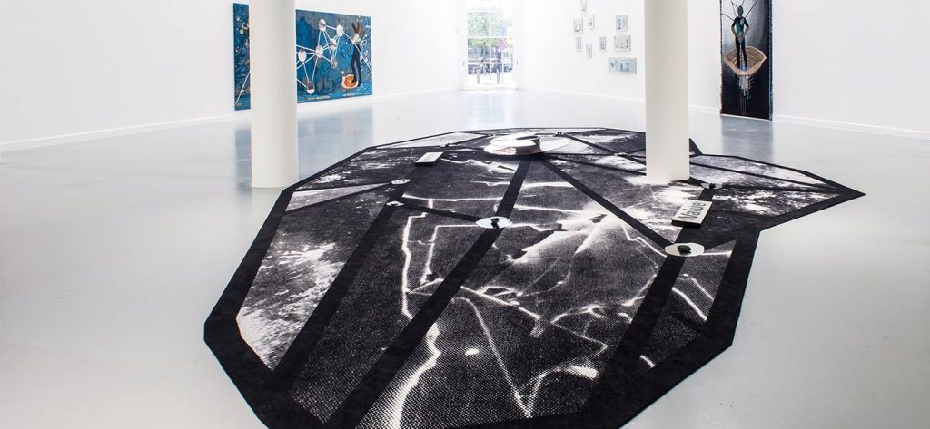 PrintsvanOranje's tweet photo. Dit design karpet, een microscopische foto van een kristal, is gecreëerd in samenwerking met de kunstenares Otobong voor het MHKA museum. https://t.co/cLkRFV6MuD