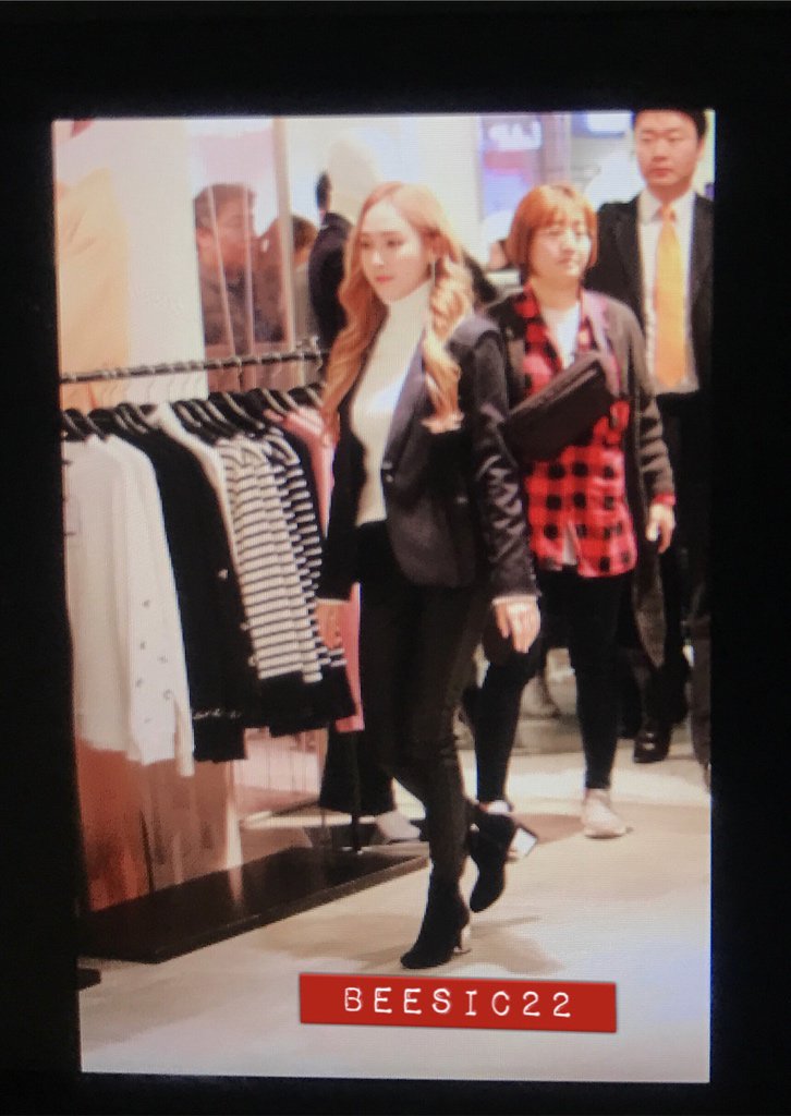 [PIC][16-12-2016]Jessica tham dự buổi Fansign cho "BLANC & ECLARE" tại Hyundai Department Trade Center Pop-Up Store vào chiều nay C0BcLhbUcAEV4Hp
