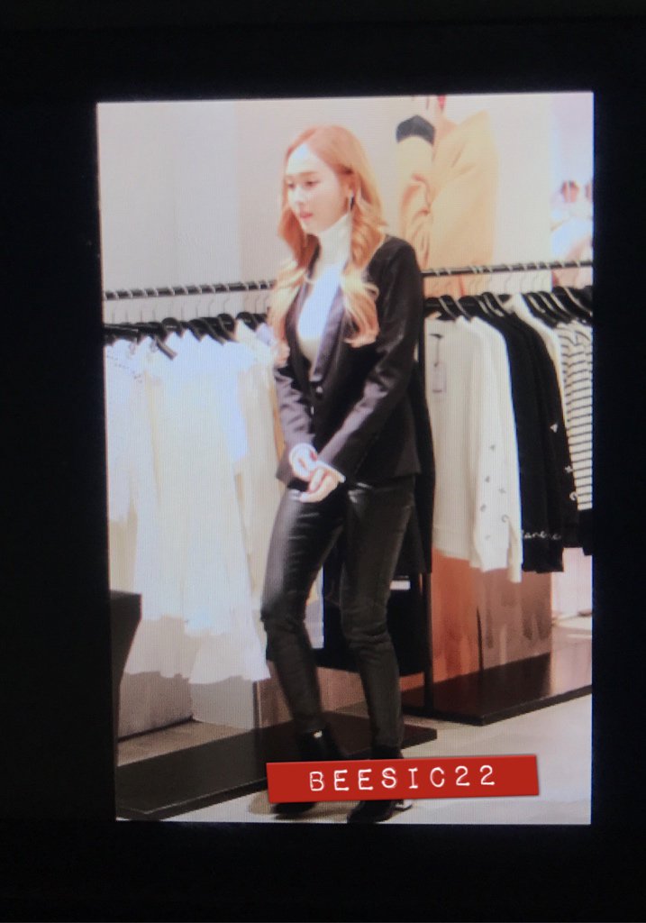 [PIC][16-12-2016]Jessica tham dự buổi Fansign cho "BLANC & ECLARE" tại Hyundai Department Trade Center Pop-Up Store vào chiều nay C0BcLlfVQAAqGfd
