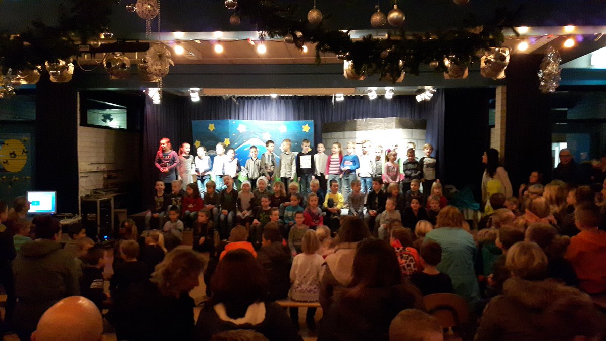 HofsteeSchool's tweet photo. Groepen 3 en 4 brengen de Hofstee in kerstsfeer! https://t.co/iTM80dhFsT