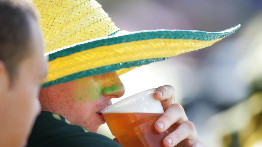 couriermail's tweet image. Are Aussie sport fans getting ripped off by #beerprices at events? trib.al/gwbCV1k