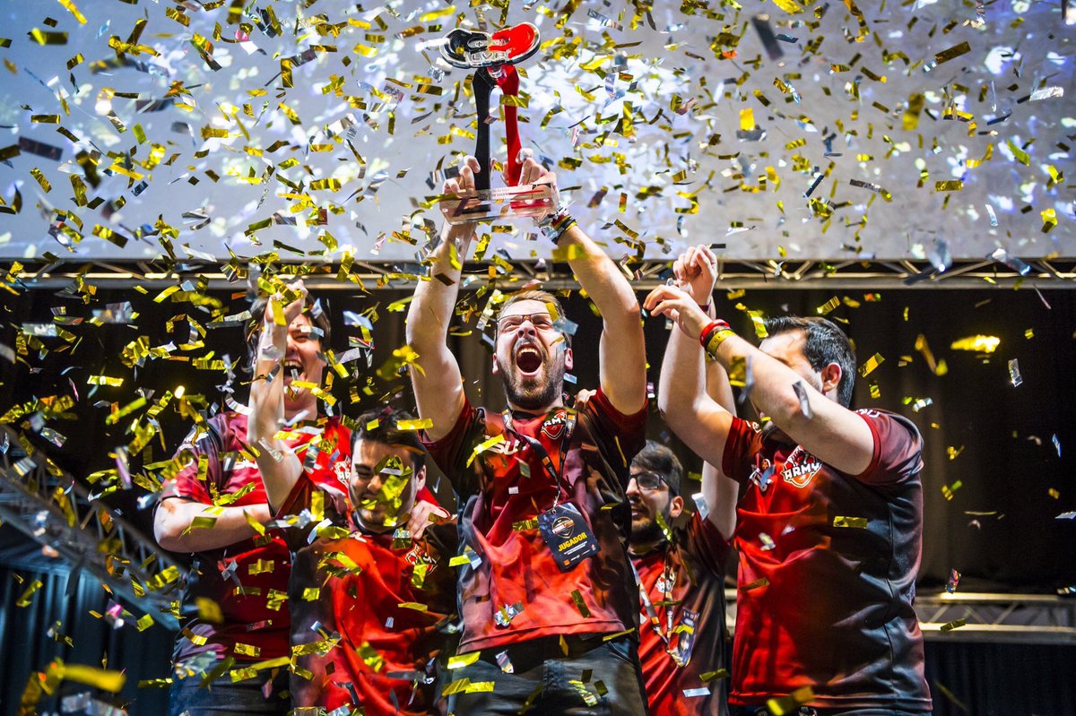 Anoche los jugadores de <a href="/ASUSROGES/">ROG España</a> se proclamaron campeones de España de League of Legends #FinalCuplol @GamergyES <a href="/LVPes/">LVP</a>
