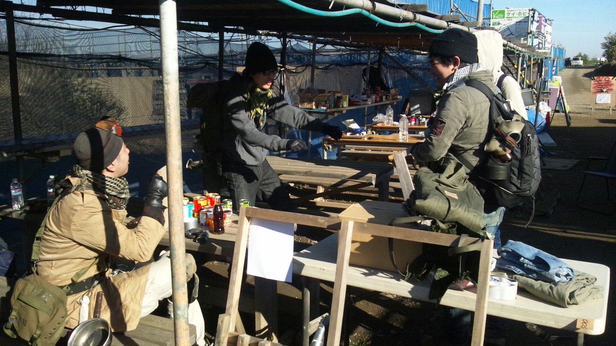 misakiretriever's tweet photo. 終末サバゲーのセーフティエリア、まだそこそこ物資残ってる生存者コミュニティー感あって好き

略奪・搾取メインの戦闘型グループの拠点に見えなくもないけど https://t.co/j250VhoZoG
