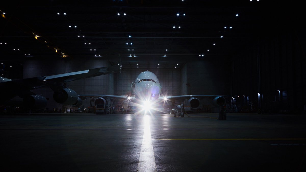 lufthansaNews's tweet photo. Seven o'clock in the morning: an #A380 waiting in the hangar between dawn &amp; blazing neon light. #MondayMotivation https://t.co/oiki94GPdB