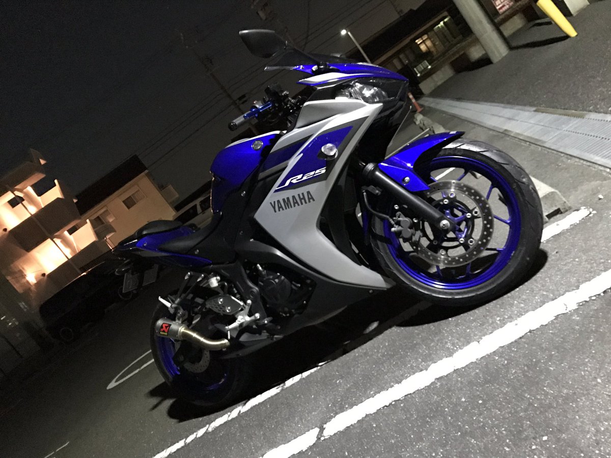 katsuyaman225's tweet photo. ウェルカム！にこちゃん！
この歳にして初めて全額自腹で買ったw
#yamaha #YZFR25 #R25 #akrapovic #ヤマハが美しい #blueisfast https://t.co/jnnYCPQQ2W