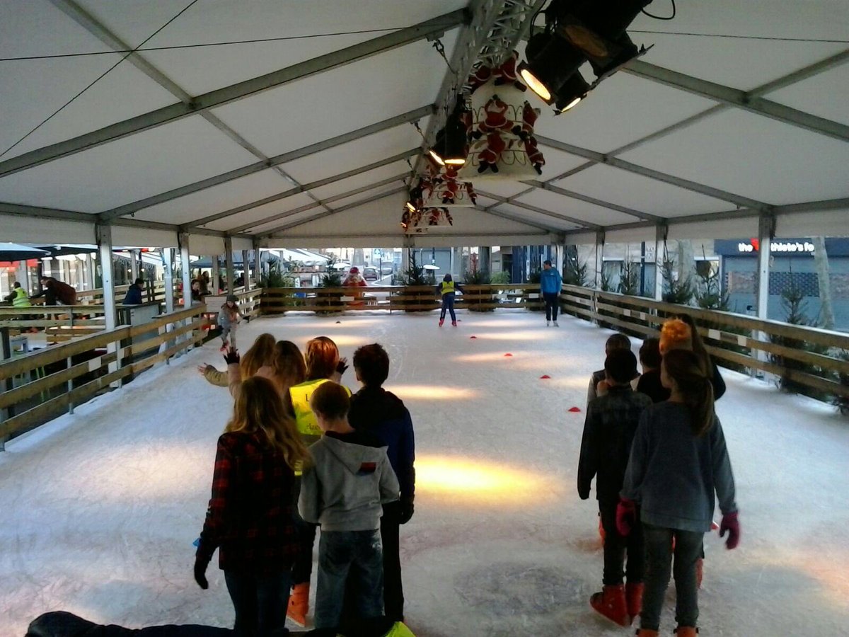 Heerlijk schaatsen op @WinterlandOss door BBA met zelfs een echte race door meneer <a href="/HugoHeijnen/">Hugo Heijnen</a> @skbo_oss