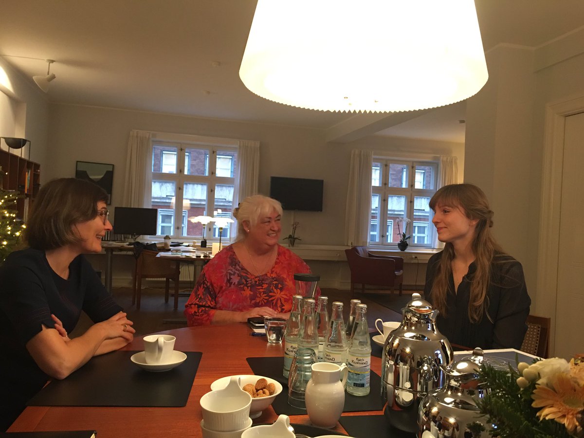 kglakademi's tweet photo. Hos ældreminister Thyra Frank til en demonstration af hvordan designeres #velfærdsdesign kan hjælpe #demensramte
#dksund #dkpol #kadkeffect https://t.co/G6RNtsJNHN
