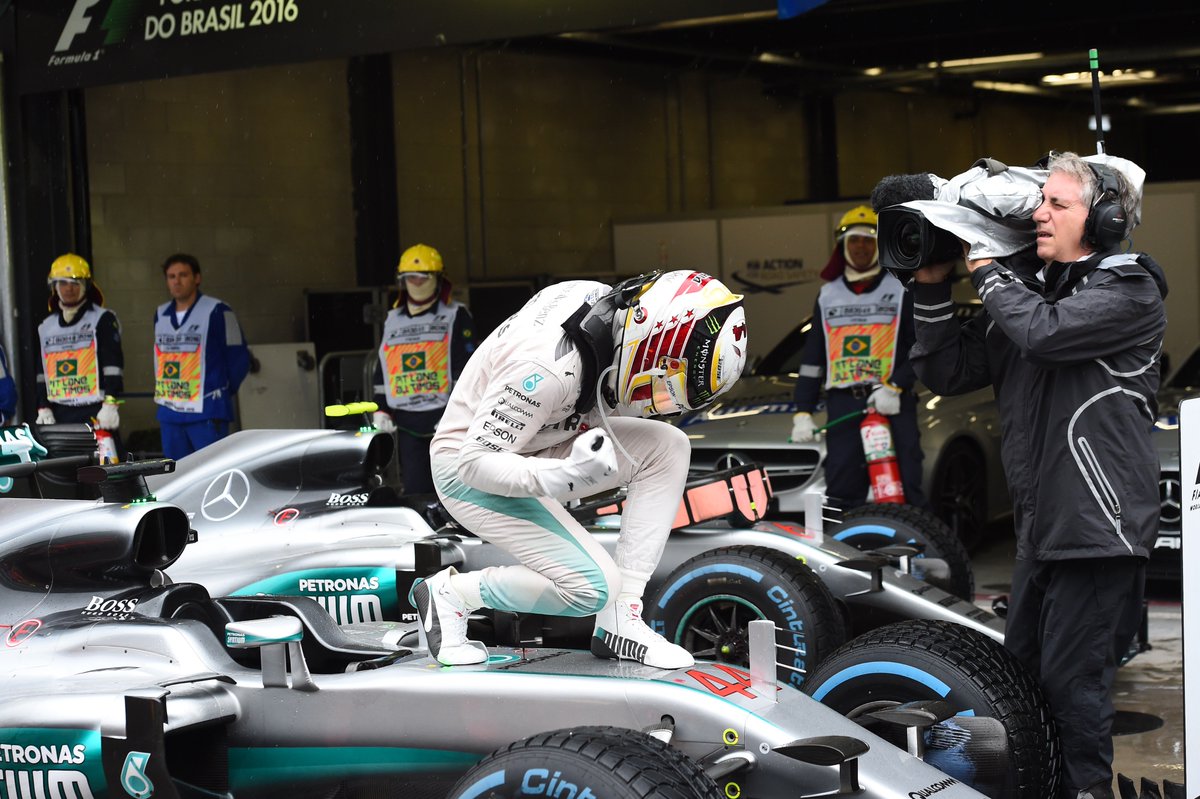 F1's tweet photo. HAMILTON LANDMARKS IN 2016

🇧🇷 52nd win (2nd all-time)
🇯🇵 100th podium (3rd to reach 100)
🇧🇷 won at 24th different circuit (most all-time) https://t.co/RjHtxd8ey2