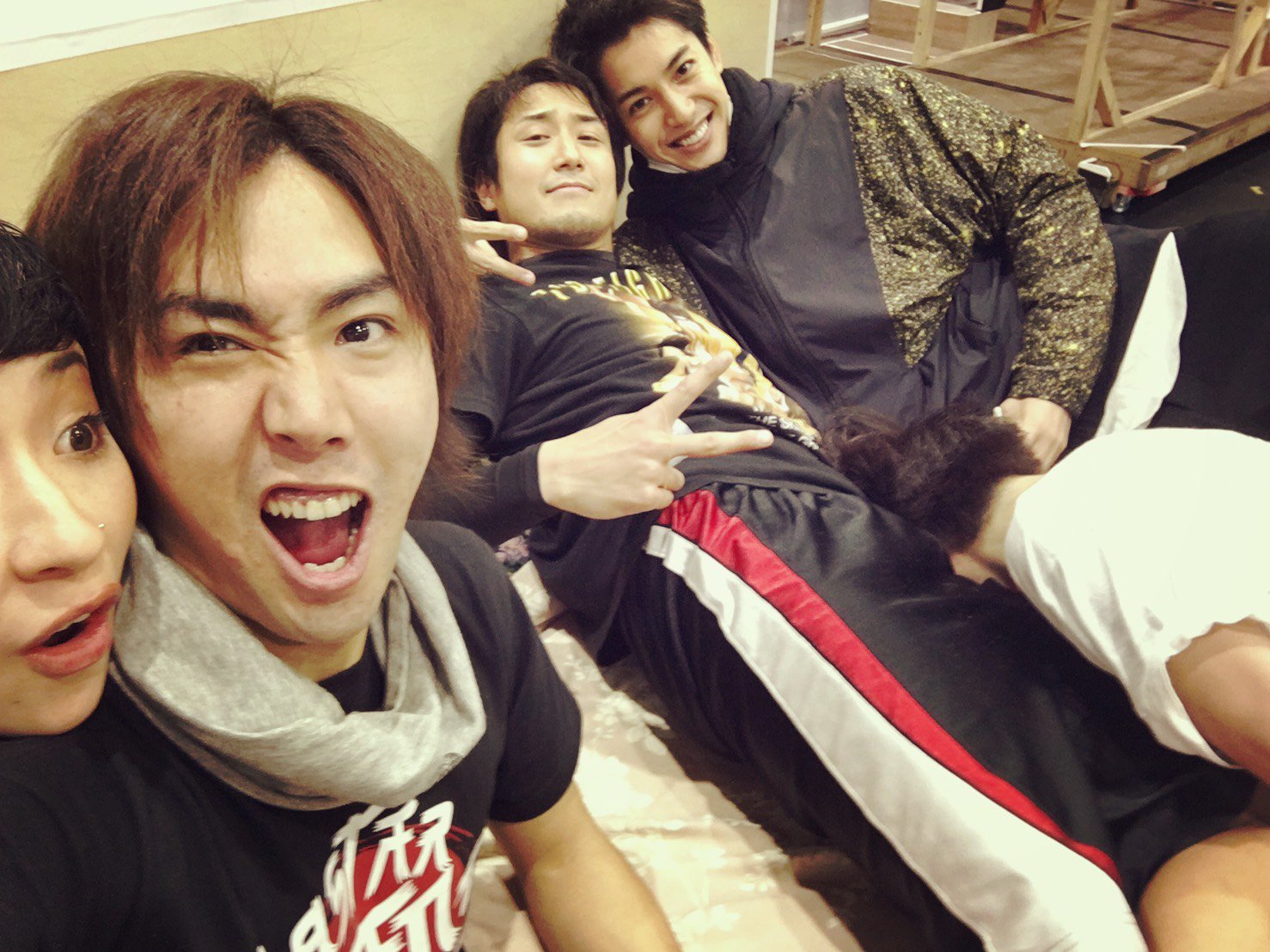 鮫島 拓馬 Twitterissa 今日もロミジュリ稽古終わりました 2幕も進んできてます もう1ヶ月切ってるんですね がんばらんと 写真は 拓朗くん かずや ふみちゃん 頭つっこんでるのはよーちゃん 拓朗くんに腕枕してもらうという謎の写真 鮫島 拓馬 Twitterissa 今日もロミジュリ稽古終わりました 2幕も進んできてます もう1ヶ月切ってるんですね がんばらんと 写真は 拓朗くん かずや ふみちゃん 頭つっこんでるのはよーちゃん 拓朗くんに腕枕してもらうという謎の写真