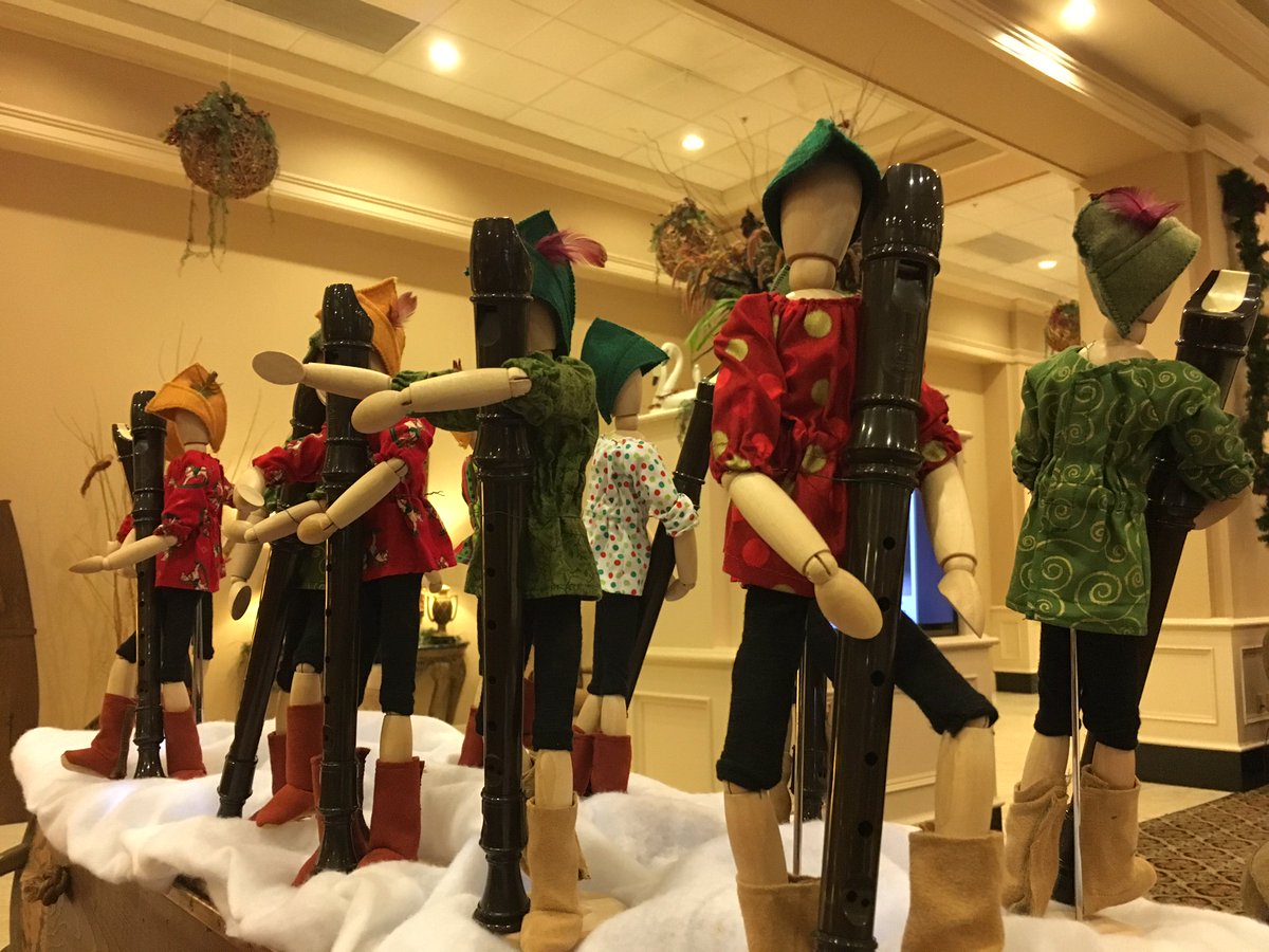 BentleysGrill's tweet photo. 7 Swans a-Swimming...9 Ladies Dancing...12 Drummers Drumming- it must be #Christmas at @GrandHotelSalem! https://t.co/LiUPiY0psg https://t.co/TW8LTm63Y2