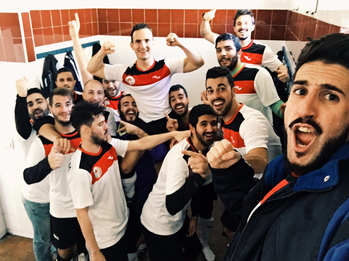 Legendario_FC's tweet photo. El partido fue de los más intensos y disputados de la temporada y terminó en empate. Os dejamos el último selfie de la temporada... https://t.co/r68vG2nYWB