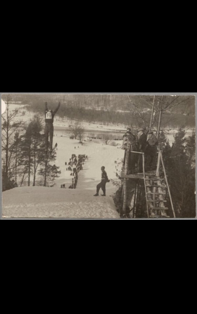 1933. gadā Siguldā tika uzbūvēta pirmā estekāde tramplīnlēkšanai ar slēpēm Baltijas valstīs.