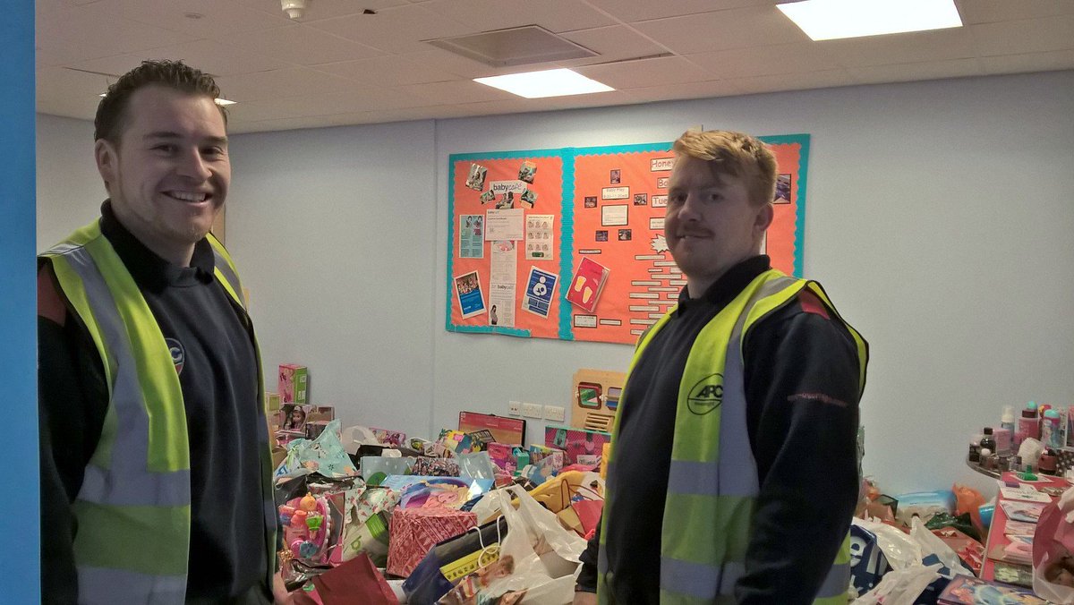 Thanks @APCOvernight P'boro for your help delivering 3000+ presents from <a href="/Queensgate_PB/">Queensgate</a> Gift Tree to our children centres #mondaymotivation