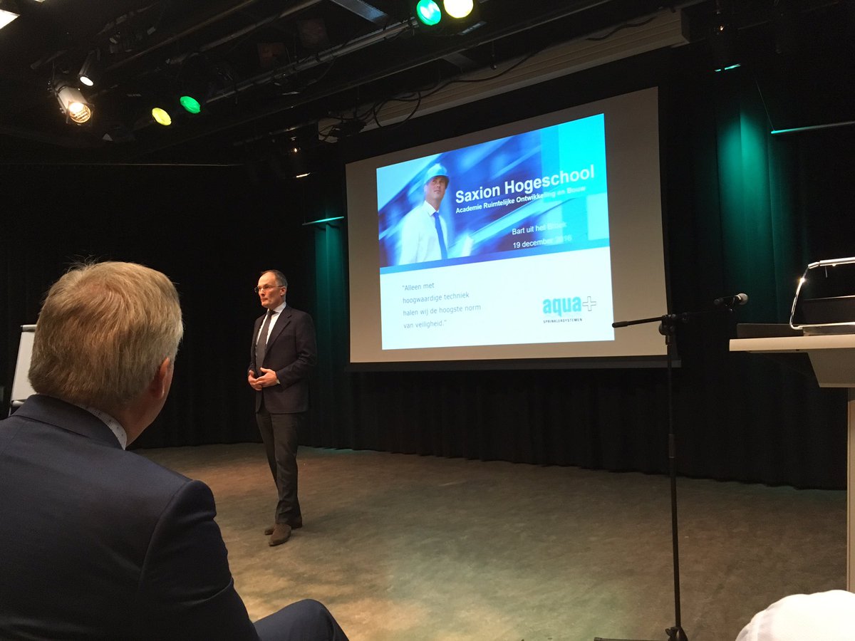 Uitreiking Aqua+beurs door <a href="/wimboomkamp/">wim boomkamp</a> <a href="/SaxionBBT/">@SaxionBBT</a> aan Jeroen Berendsen 4e jaars #bouwkunde student #brandveiligheid