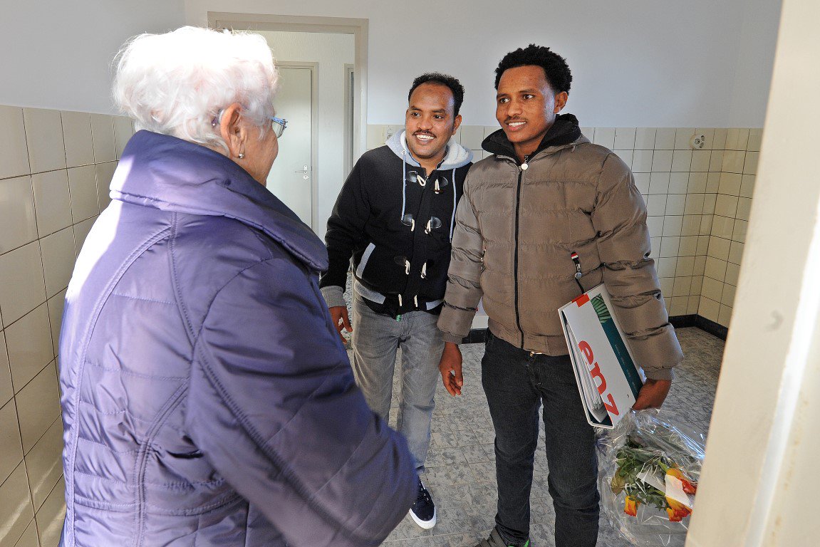 Wat een mooi initiatief! Buurtbewoners #Arcen heten #statushouders welkom in de straat. #kerstgevoel #taakstelling bit.ly/2h3hTzz