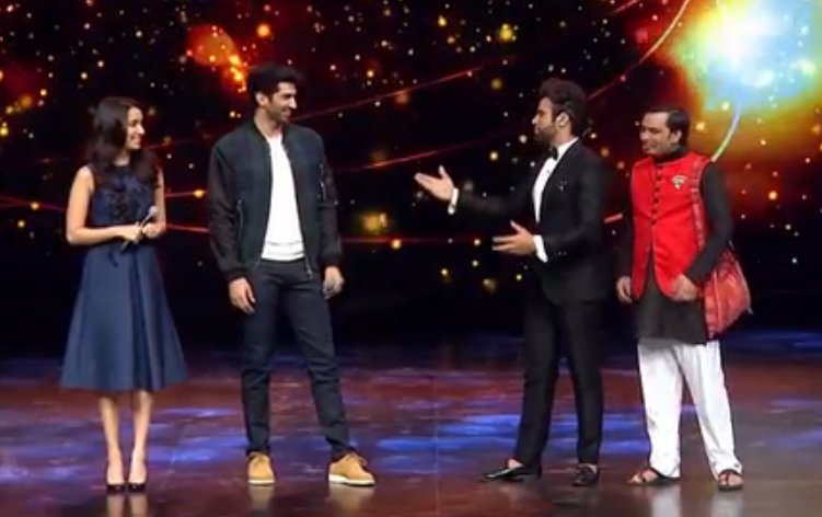 AshvikRithAsha's tweet photo. our Handsome rockstar &amp; Host of #SuperDancer @rithvik_RD &amp; @Pparitosh1 with @ShraddhaKapoor &amp; @AdityaRoyKapoor on #SuperDancerFinale https://t.co/5RJRGQpSBU