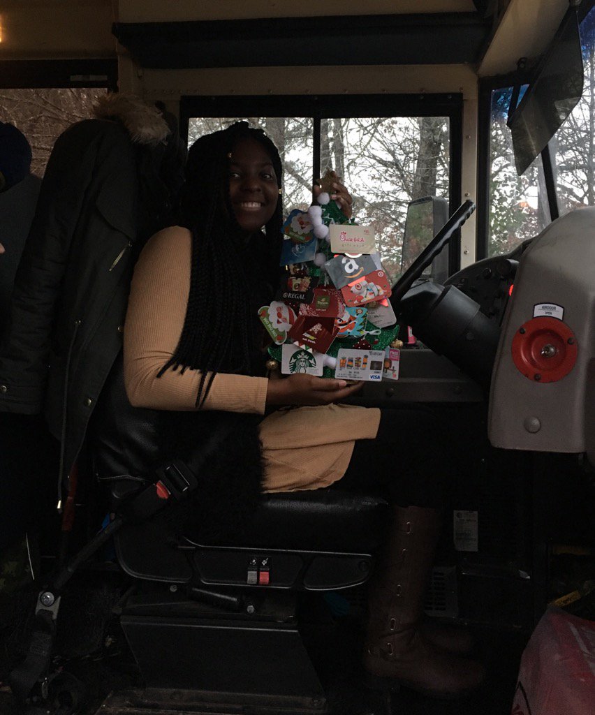 mjansbacher's tweet photo. @BrooksMuseumsES blue bus Ss and families are so grateful for @WCPSS driver Ms. Tia #giftcardtree 👏🏽🚌💙 https://t.co/GYBAgJPwBj