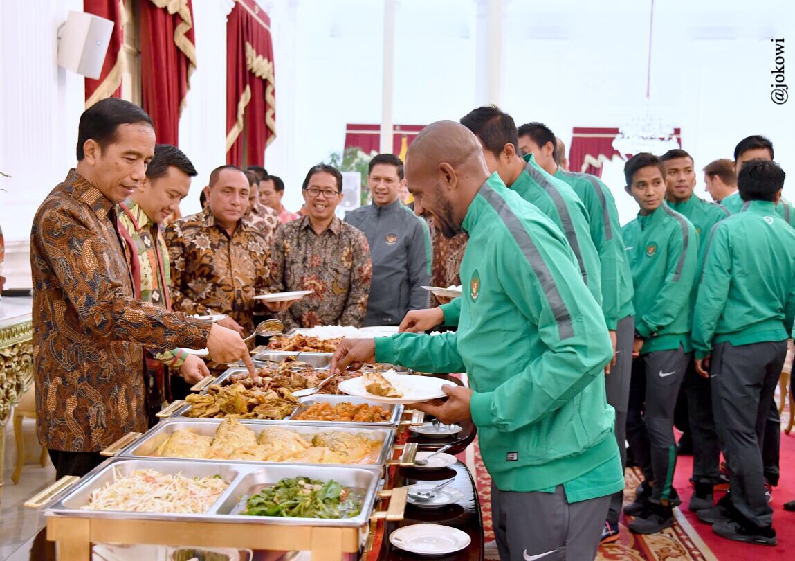 jokowi's tweet photo. Kita apresiasi pemain, pelatih, PSSI &amp; Timnas Garuda. Meski belum juara AFF, semangat juang &amp; kerja keras mereka membuat kita bangga -Jkw https://t.co/SQevzBU9e6
