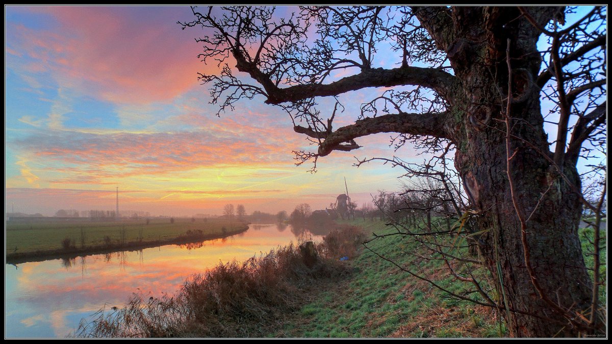 Roze lucht vanmorgen in de Betuwe boven de Linge bij Beesd