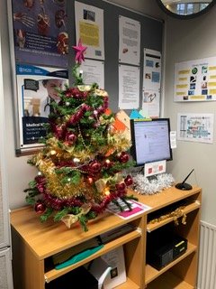 WelshHealthLib's tweet image. This morning we&apos;re at Prince Charles Hospital Library in Merthyr Tydfil! #medlib #christmaslibrary #librarychristmas libraries.walesdeanery.org/libraries/view…