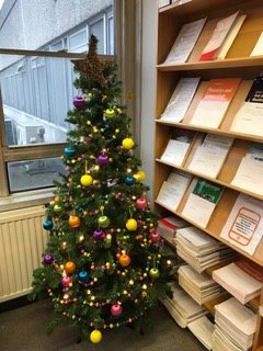 WelshHealthLib's tweet image. This morning we&apos;re at Prince Charles Hospital Library in Merthyr Tydfil! #medlib #christmaslibrary #librarychristmas libraries.walesdeanery.org/libraries/view…