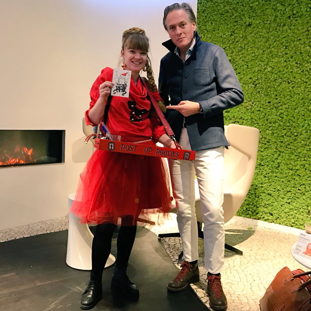 jortkelder's tweet photo. Hoe handig, een juffrouw die Joska heet en kerstkaarten illustreert + verstuurt in de Privium lounge, Schiphol. #postoppootjes #joskaasworst https://t.co/ql0W19c3cW