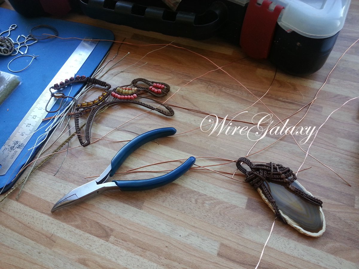copper_amulet's tweet photo. Workshop https://t.co/JuFaScOVqs #wirecopper #wirewrapped #wireworker #wirewrap #jewelry #pendant #agat #copper #workshop #craft #artisan https://t.co/cMNTNs6kH3