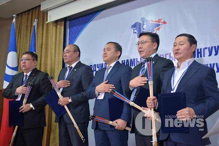 АН ын Алунгоо эхийн захиасыг энэ таван 25 сумтай нөхөд биесээ харваад дуусна даа!!! Их нанчилдаа, мөнгөний үнэр авсан буцахааргүй нөхөд АН!