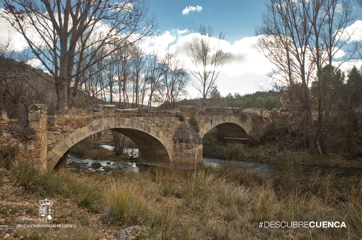 DescubreCuenca's tweet photo. Algunos ríos multiplican su belleza cuando estos puentes unen sus orillas. Los paisajes de los cuentos cobran vida en nuestra provincia 🌉 https://t.co/nhMs7JYdvR