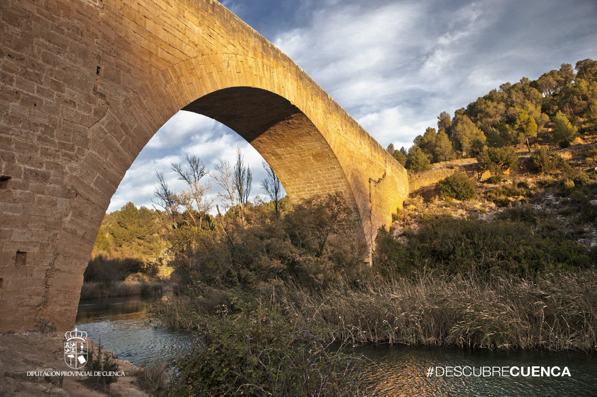 DescubreCuenca's tweet photo. Algunos ríos multiplican su belleza cuando estos puentes unen sus orillas. Los paisajes de los cuentos cobran vida en nuestra provincia 🌉 https://t.co/nhMs7JYdvR