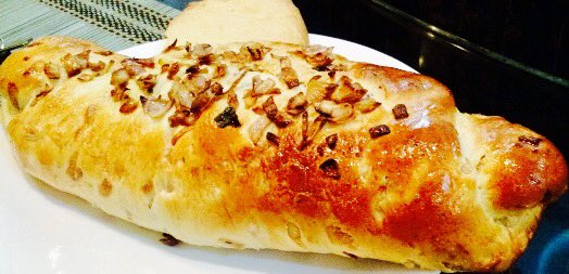 ZiasBakes's tweet photo. Spicy caramelised onion & basil loaf !
#softbreads #kneadedwithlove #caramelisedonions #freshbreads #loveofbread #ziasbakes https://t.co/vFvECpIv7i