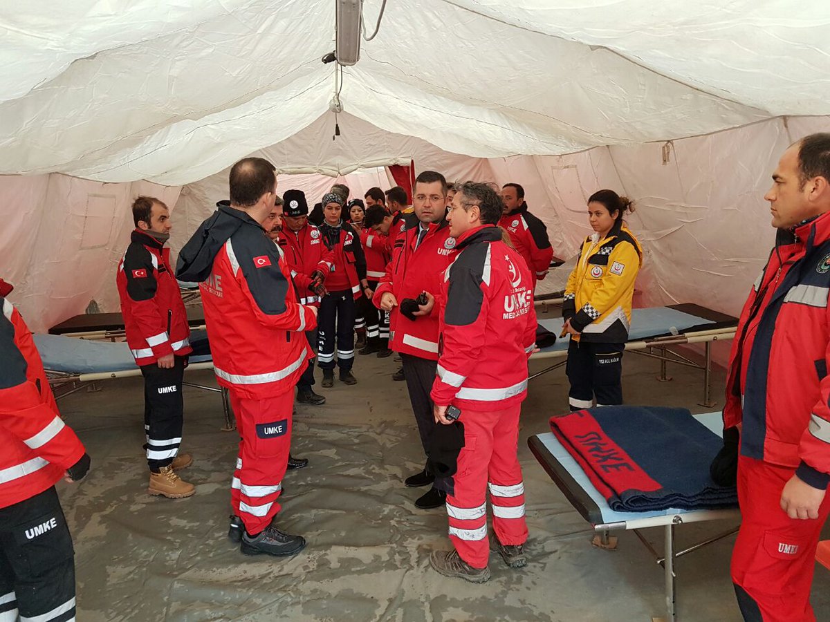 hataysm's tweet photo. Cilvegözü sınır kapısında UMKE ve Ambulans ekiplerimiz, Halep'ten ülkemize gelecek yaralıları beklemeye devam etmekte... https://t.co/HmPzDhEdra