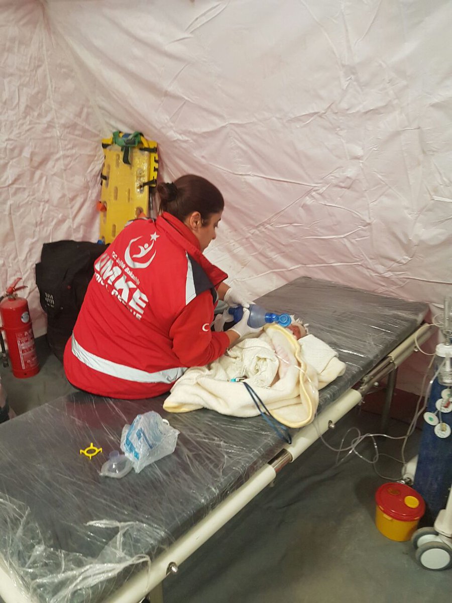 hataysm's tweet photo. Cilvegözü sınır kapısında UMKE ve Ambulans ekiplerimiz, Halep'ten ülkemize gelecek yaralıları beklemeye devam etmekte... https://t.co/HmPzDhEdra
