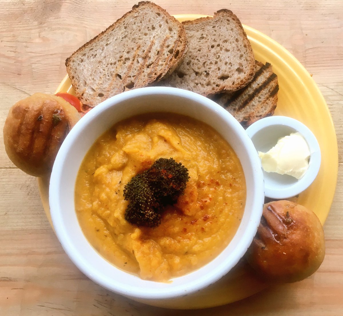 MadeOfFlour's tweet photo. Quick break, recharging batteries...long week ahead! #staffbreak #lunch #nutritious #cleaneating #rdguk #caversham #homemade https://t.co/wgVpqwBptg