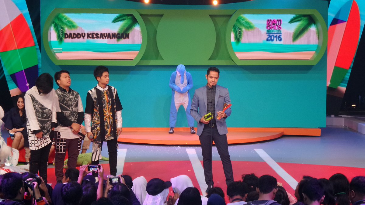 Selamat <a href="/dude2harlino/">dude harlino</a> berhasil menyabet gelar "Daddy Kesayangan" #MomKidsAwards2016