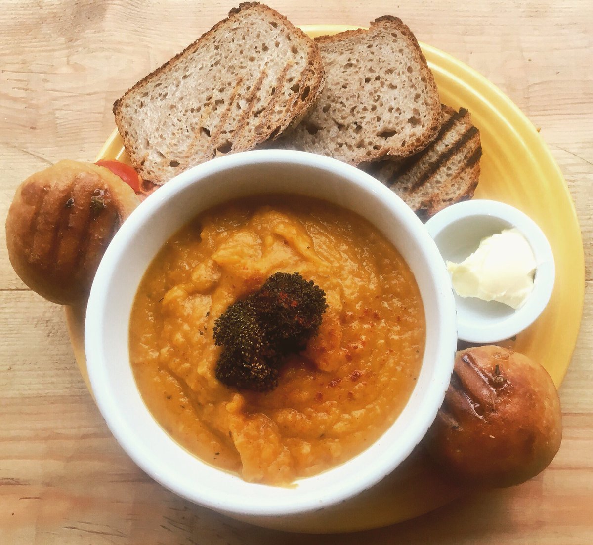 NomadRdguk's tweet photo. Quick break, recharging batteries...long week ahead! #staffbreak #lunch #nutritious #cleaneating #rdguk #caversham #homemade https://t.co/AUKCBTjgDR