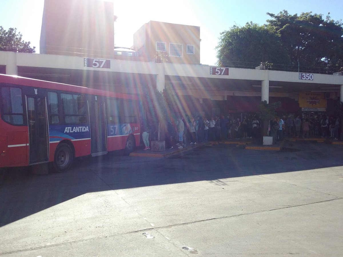 DRoccoFabian's tweet photo. #ParodeTransportes : comienza a reanudarse el servicio de colectivos. #LargaFila para #El57 https://t.co/z1WjFjzLz6