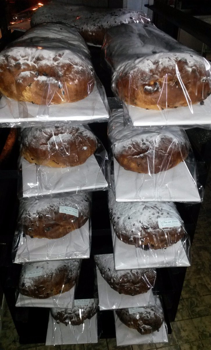 Dubbelgrote kerststollen staan klaar om te bezorgen.
Mooi en lekker product om kado te geven aan zakenrelaties tijdens de kerst!