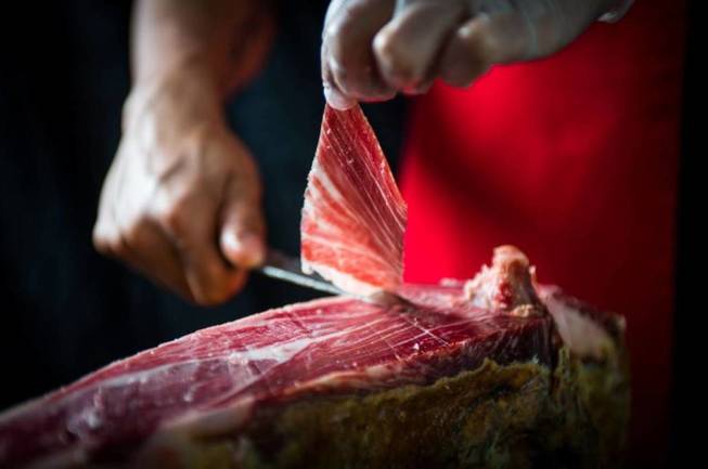 Si esta Navidad vas a comer jamón, estos 5 consejos te ayudarán a sacarle el máximo partido a tu pata. bit.ly/2i09IDU <a href="/vanitatis/">Vanitatis</a>