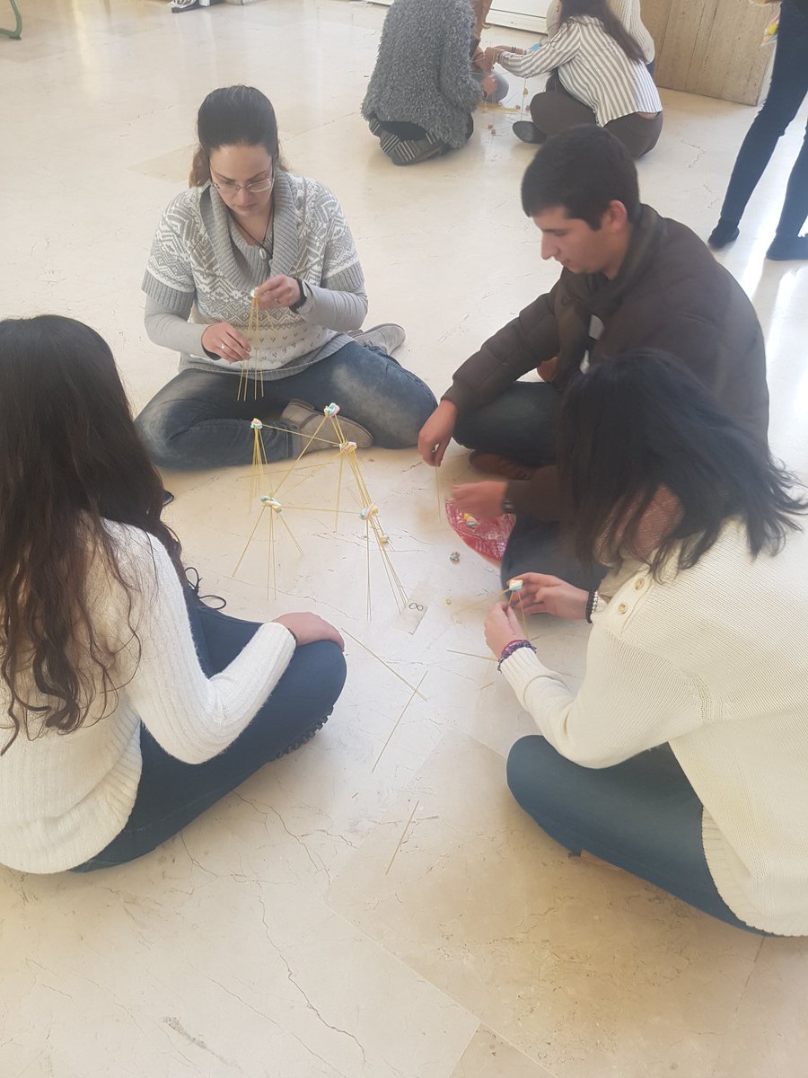 socresponsables's tweet photo. Aquí vemos a algunod equipos #socialmenteresponsables construyendo su torre. ¡Ánimo y mucha suerte a todos! https://t.co/8qr1fUiFqF