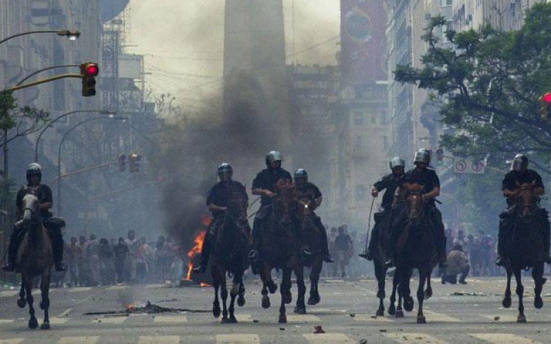 LaGenFM's tweet photo. Argentina 19 y 20 de diciembre de 2001 https://t.co/rsVA4WgZeN #BuenLunes #Caos #Crisis https://t.co/OrEVpdJyxz