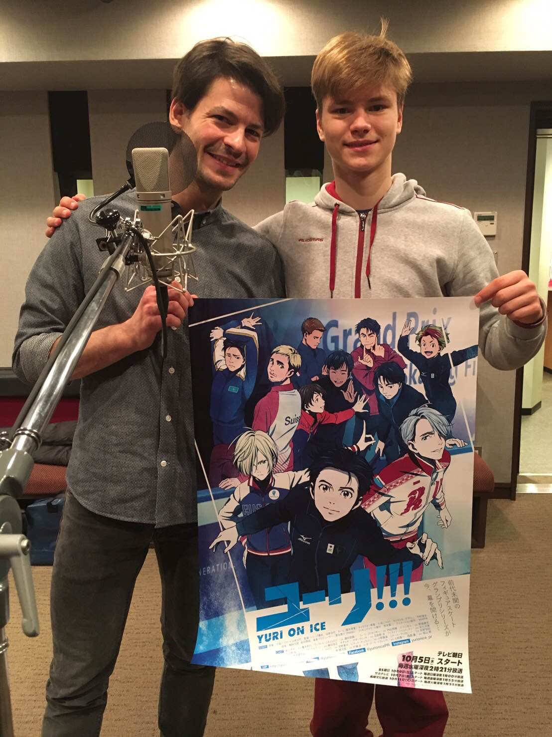 Tvアニメ ユーリ On Ice 最終回のアフレコに参加して下さったステファン ランビエールさんとともに 教え子のフィギュアスケーター デニス ヴァシリエフスさんもアフレコ見学に来てくださいました コーチ フィギュアスケーター 2人そろって