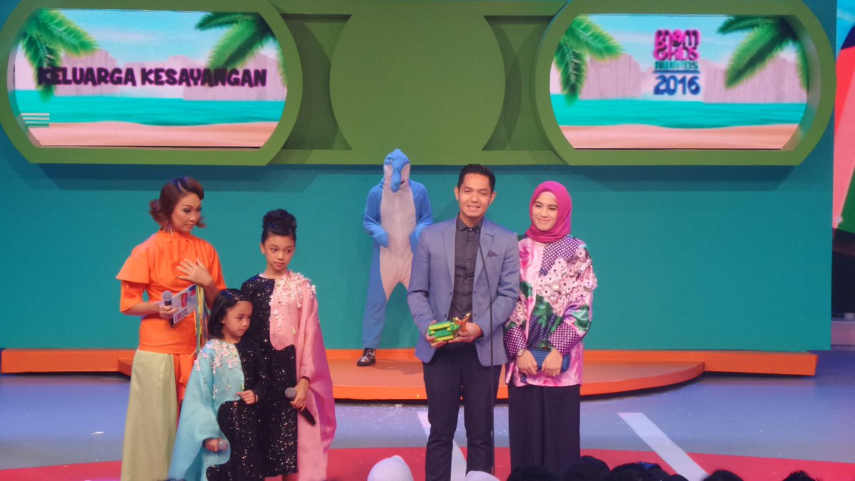Yeey!!! Selamat <a href="/dude2harlino/">dude harlino</a> <a href="/ichalyssa25/">Alyssa Soebandono</a> sebagai pemenang "Keluarga Kesayangan" #MomKidsAwards2016