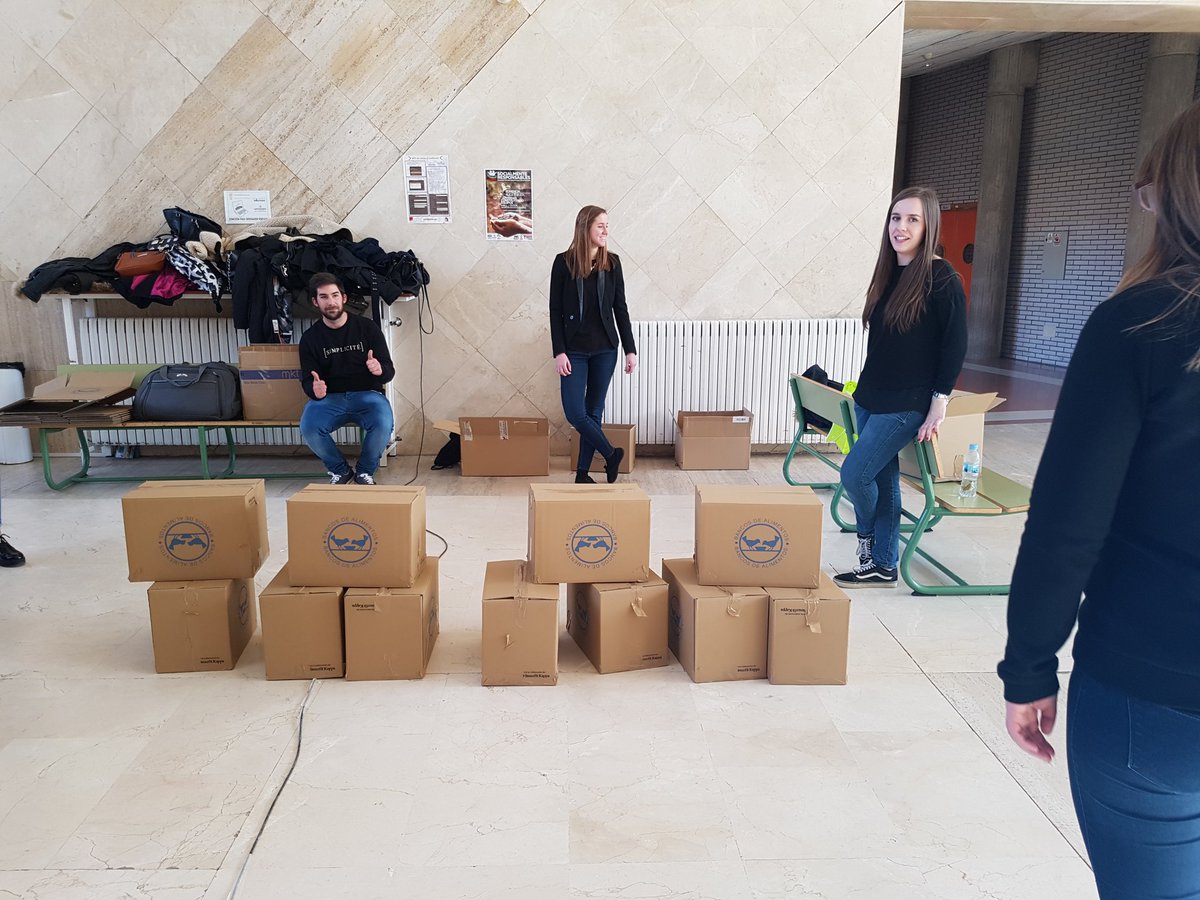 socresponsables's tweet photo. Y estas son las cajas con los alimentos recaudados que son para el @banco_leon_ gracias a los alumnos por ser #SocialmenteResponsables 👍 https://t.co/CBKqEhSOBZ