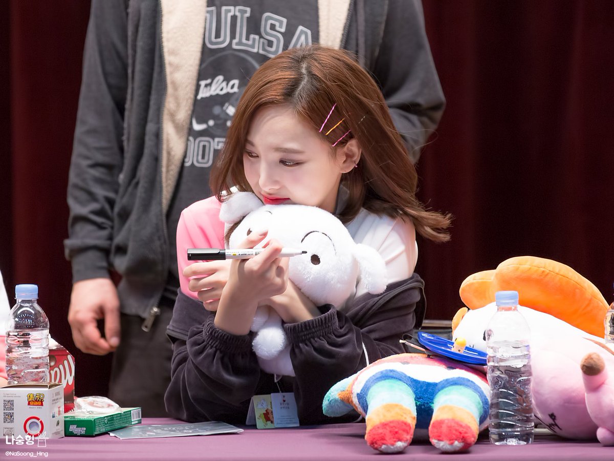 Blueming_922's tweet photo. 161112 판교 팬싸인회 나연
벌써 한 달 전 
자라나라 머리머리 💇👧
#트와이스 #TWICE #나연 #NAYEON https://t.co/4sbhPgKf02