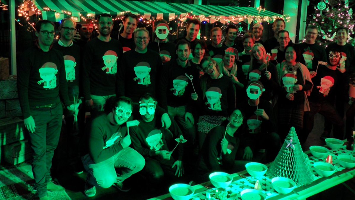 Nog op zoek naar de perfecte kerstoutfit? Wij verloten 10 ezKersttruien onder onze volgers! Follow en retweet met je maat om kans te maken!