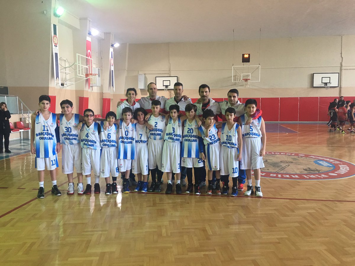 Küçük Basketbol takımımız, Fen Bilimleri Okulunu 56/45 mağlup ederek,İlçe Şampiyonluğu final maçlarına çıkmaya hak kazanmıştır.Tebrikler...