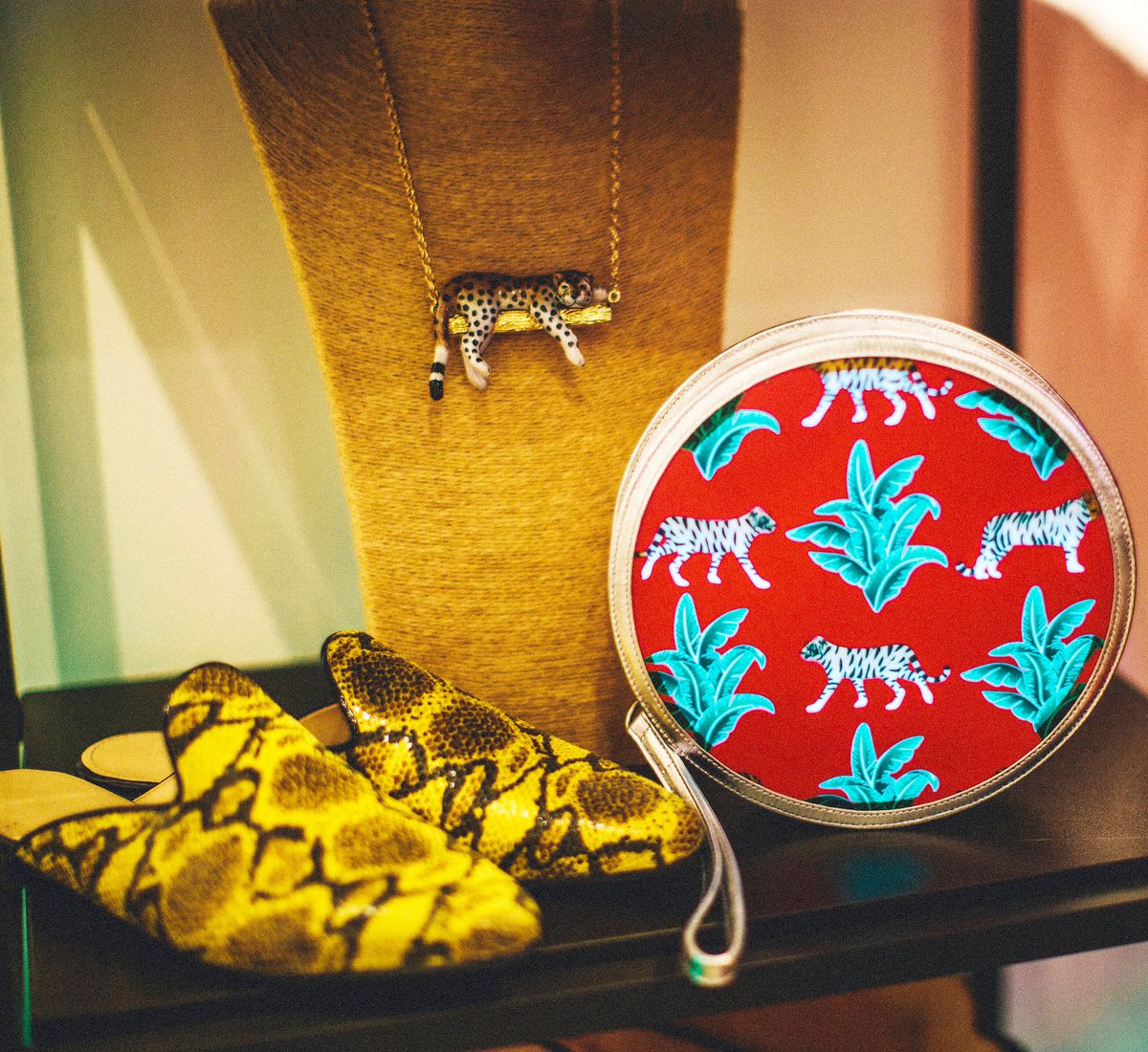 Chatelles's tweet photo. #Mules & #slippers available in New York at the pop-up shop @RACLife until Dec. 22nd 🙈✨🎁 #RandomActsOfCreativity #ChristmasShopping https://t.co/8sBzT9xTIC